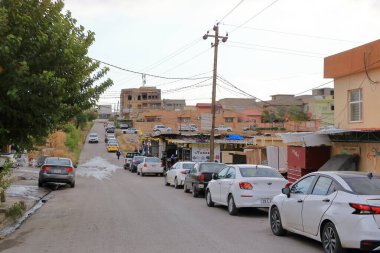 Shekhan, Irak 'ta Kürdistan - 18 Kasım 2024: Yerel hastanenin önündeki sokak