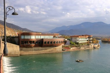 Rubar, Kürdistan, Irak - 19 Kasım 2024: Büyük Zab Nehri 'ndeki turizm beldesi