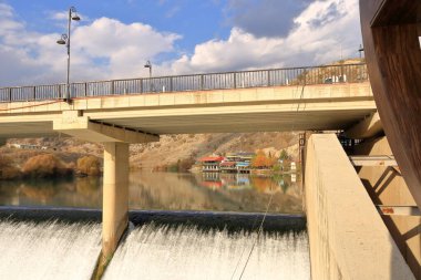 Rubar, Kürdistan, Irak - 19 Kasım 2024: Büyük Zab Nehri 'ndeki turizm beldesi