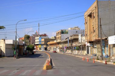 Erbil, Erbil, Kürdistan, Irak - 20 Kasım 2024: Güneşli bir günde şehrin sokakları ve binaları