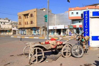 Erbil, Erbil, Kürdistan, Irak - 20 Kasım 2024: Güneşli bir günde şehrin sokakları ve binaları