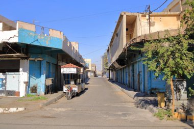 Erbil, Erbil, Kürdistan, Irak - 20 Kasım 2024: Güneşli bir günde şehrin sokakları ve binaları