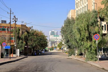 Erbil, Erbil, Kürdistan, Irak - 20 Kasım 2024: Güneşli bir günde şehrin sokakları ve binaları