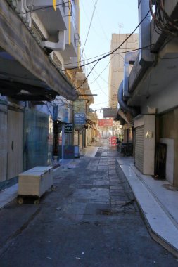 Erbil, Erbil, Kürdistan, Irak - 20 Kasım 2024: Güneşli bir günde şehrin sokakları ve binaları