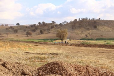 Erbil yakınlarındaki Gomaspan Barajı, Irak 'taki Kürdistan - 21 Kasım 2024: insanlar baraj çevresindeki manzaranın tadını çıkarıyor