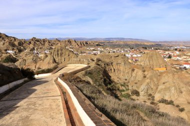 Guadix 'teki Barrio de Cuevas' ın havadan görünüşü, İspanya 'daki Mirador del Cerro de la Bala' dan Andalucia 'daki mağara evleri.