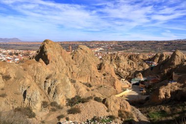 Guadix 'teki Barrio de Cuevas' ın havadan görünüşü, İspanya 'daki Mirador del Cerro de la Bala' dan Andalucia 'daki mağara evleri.