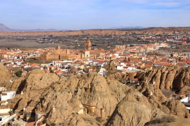 Guadix 'teki Barrio de Cuevas' ın havadan görünüşü, İspanya 'daki Mirador del Cerro de la Bala' dan Andalucia 'daki mağara evleri.