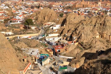 İspanya 'daki Mirador del Cerro de la Bala' dan Guadix, Endülüs 'teki Barrio de Cuevas mağaralarının manzarası.