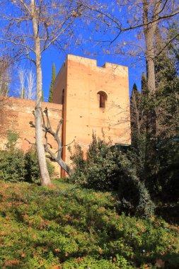 İspanya 'daki Granada, Endülüs' teki tarihi Alhambra Sarayı civarında.