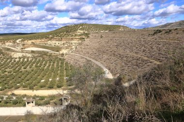 İspanya 'nın güneyinde mavi gökyüzünün altındaki gevşek bir barajda beton döküldü. Vadomojon barajı. Baraj barajı. Kaya dolu baraj