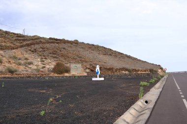 İspanya 'nın Kanarya Adaları, Puerto de la Estaca yakınlarındaki Sabina de El Hierro Anıtı' nın karşısındaki modern bir anıt.