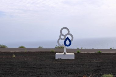 İspanya 'nın Kanarya Adaları, Puerto de la Estaca yakınlarındaki Sabina de El Hierro Anıtı' nın karşısındaki modern bir anıt.