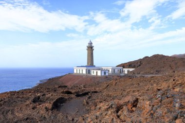 El Faro de Punta Orchilla deniz feneri kırmızı volkanik manzaralı, El Hierro, İspanya 'da Kanarya Adaları