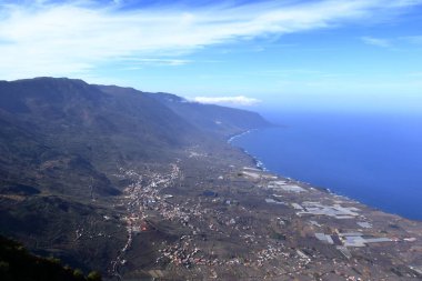 Mirador de Jinama 'dan İspanya' daki El Hierro, Kanarya Adaları 'na uzanan El Golfo Vadisi' nin havadan görüntüsü.