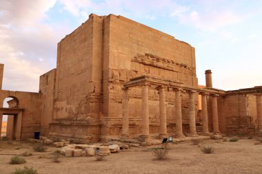 Irak 'ta Hatra, Yukarı Mezopotamya' da antik şehir bugün Doğu Ninova Valiliği 'nde yer almaktadır.