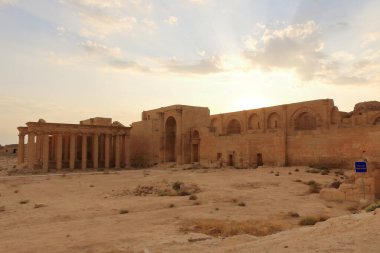 Irak 'ta Hatra, Yukarı Mezopotamya' da antik şehir bugün Doğu Ninova Valiliği 'nde yer almaktadır.