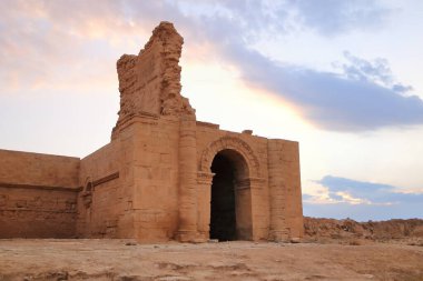 Irak 'ta Hatra, Yukarı Mezopotamya' da antik şehir bugün Doğu Ninova Valiliği 'nde yer almaktadır.