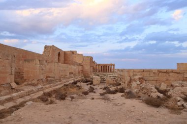 Irak 'ta Hatra, Yukarı Mezopotamya' da antik şehir bugün Doğu Ninova Valiliği 'nde yer almaktadır.