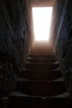 Irak 'ta Hatra, Yukarı Mezopotamya' da antik şehir bugün Doğu Ninova Valiliği 'nde yer almaktadır.