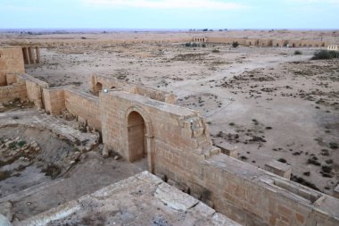 Irak 'ta Hatra, Yukarı Mezopotamya' da antik şehir bugün Doğu Ninova Valiliği 'nde yer almaktadır.