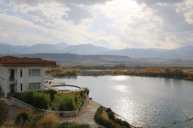Rubar, Kürdistan, Irak 'taki Büyük Zab Nehri' nde bir turizm merkezi.
