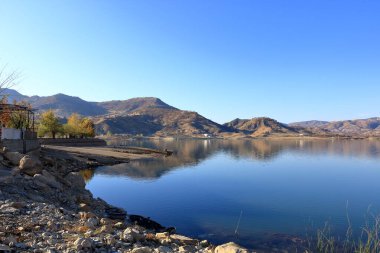 Erbil ve Dohuk Gölü arasındaki Smaquli Resort çevresindeki manzara, Kürdistan, Irak