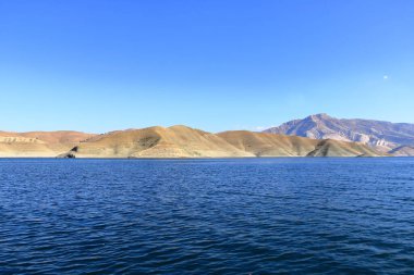 Kuzey Irak, Kürdistan 'da güzel dağları olan Dokan Dukan Gölü