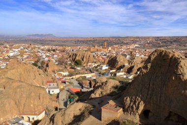 Guadix 'teki Barrio de Cuevas' ın havadan görünüşü, İspanya 'daki Mirador del Cerro de la Bala' dan Andalucia 'daki mağara evleri.