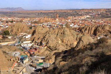 Guadix 'teki Barrio de Cuevas' ın havadan görünüşü, İspanya 'daki Mirador del Cerro de la Bala' dan Andalucia 'daki mağara evleri.