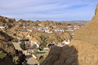 Guadix 'teki Barrio de Cuevas' ın havadan görünüşü, İspanya 'daki Mirador del Cerro de la Bala' dan Andalucia 'daki mağara evleri.