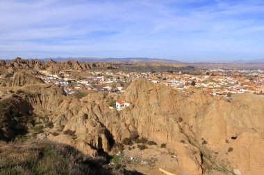 Guadix 'teki Barrio de Cuevas' ın havadan görünüşü, İspanya 'daki Mirador del Cerro de la Bala' dan Andalucia 'daki mağara evleri.