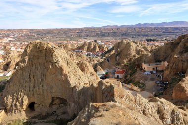 İspanya 'daki Mirador del Cerro de la Bala' dan Guadix, Endülüs 'teki Barrio de Cuevas mağaralarının manzarası.