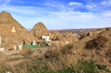 İspanya 'daki Mirador del Cerro de la Bala' dan Guadix, Endülüs 'teki Barrio de Cuevas mağaralarının manzarası.