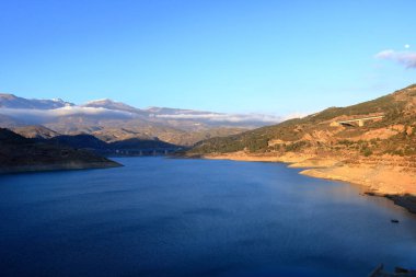 Sierra Nevada Ulusal Parkı 'ndaki Rules rezervuarı, Endülüs, İspanya