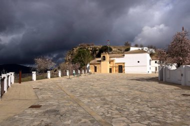 İspanya 'nın Endülüs Bölgesi Granada yakınlarındaki Alcala la Real köyünün üzerindeki San Marcos Kilisesi.