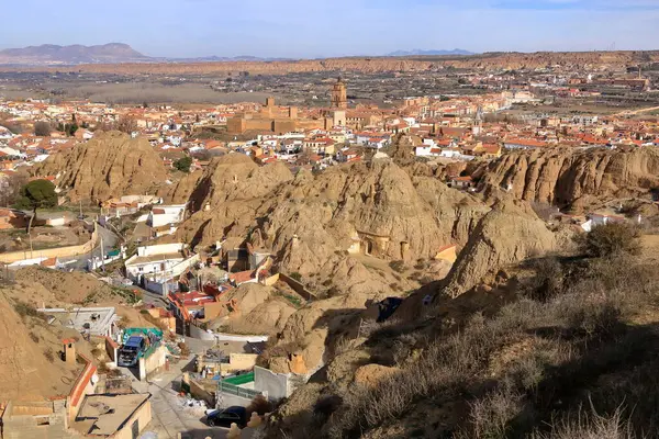 Guadix 'teki Barrio de Cuevas' ın havadan görünüşü, İspanya 'daki Mirador del Cerro de la Bala' dan Andalucia 'daki mağara evleri.