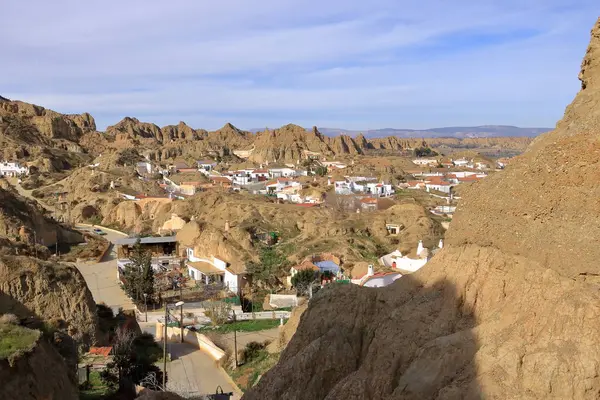 Guadix 'teki Barrio de Cuevas' ın havadan görünüşü, İspanya 'daki Mirador del Cerro de la Bala' dan Andalucia 'daki mağara evleri.