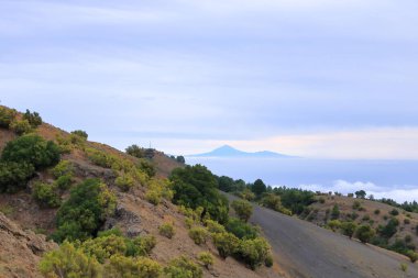 Tenerife 'deki Teide volkanı tepesi İspanya' daki El Hierro, Kanarya Adaları 'ndan görüldü.