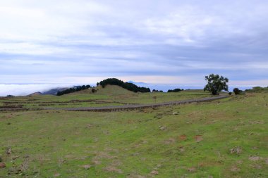 Tenerife 'deki Teide volkanı tepesi İspanya' daki El Hierro, Kanarya Adaları 'ndan görüldü.