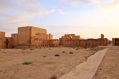 Irak 'ta Hatra, Yukarı Mezopotamya' da antik şehir bugün Doğu Ninova Valiliği 'nde yer almaktadır.
