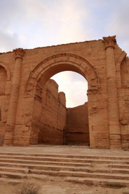 Irak 'ta Hatra, Yukarı Mezopotamya' da antik şehir bugün Doğu Ninova Valiliği 'nde yer almaktadır.