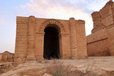 Irak 'ta Hatra, Yukarı Mezopotamya' da antik şehir bugün Doğu Ninova Valiliği 'nde yer almaktadır.