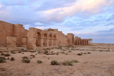 Irak 'ta Hatra, Yukarı Mezopotamya' da antik şehir bugün Doğu Ninova Valiliği 'nde yer almaktadır.