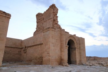 Irak 'ta Hatra, Yukarı Mezopotamya' da antik şehir bugün Doğu Ninova Valiliği 'nde yer almaktadır.