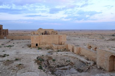 Irak 'ta Hatra, Yukarı Mezopotamya' da antik şehir bugün Doğu Ninova Valiliği 'nde yer almaktadır.