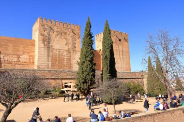 Granada, Endülüs İspanya - 11 Şubat 2025: İnsanlar tarihi Alhambra Sarayı 'nın etrafındaki bölgenin tadını çıkarıyorlar.