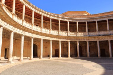 Granada, İspanya 'da Endülüs - 11 Şubat 2025: İnsanlar Doric ve İyonik sütunların iki seviyeli sütunuyla V. Charles Sarayı' nın (Palacio de Carlos V) tadını çıkarıyorlar.