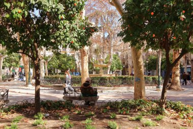 Granada, Endülüs İspanya - 11 Şubat 2025: şehrin sokaklarında yürüyüş