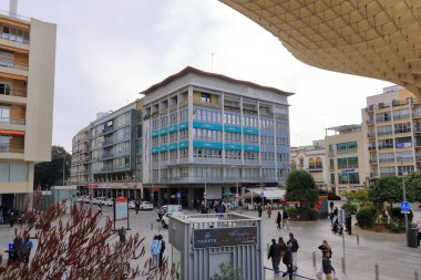 Sevilla, Sevilla, Endülüs, İspanya - 15 Şubat 2025: Bulutlu bir günde Plaza de la Enkarnasyon 'da insanlar